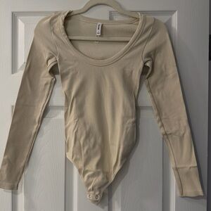 Sundeh by Aritzia Cream Ribbed Long Sleeve Bodysuit | Size S